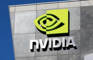 “杀疯了”！营收指引大超预期，英伟达（NVDA.US）绩后狂飙25%！市值一夜暴增1800亿！