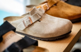 勃肯 (Birkenstock) 登陸美股上市後首日交易下跌13%