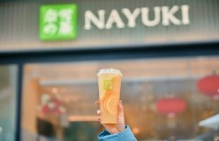 港股餐饮股持续拉升，奈雪的茶（02150.HK）涨逾10%，拟5.25亿入股乐乐茶