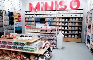 MINISO纽约时代广场旗舰店打破销售记录，进一步提振美国扩张信心